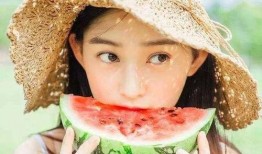 村里老人吃瓜动作