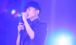 张杰唱歌吃瓜,这是要笑死人的节奏吗？