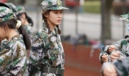 军训女团舞吃瓜,吃瓜群众围观的热辣现场