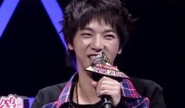 华晨宇专注吃瓜