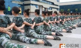 军训女团舞吃瓜,吃瓜群众围观的热辣现场