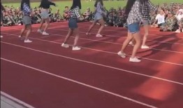 军训女团舞吃瓜,吃瓜群众围观的热辣现场