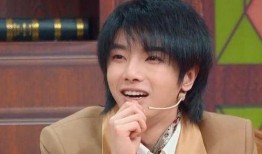 华晨宇专注吃瓜