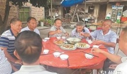 村里老人吃瓜动作