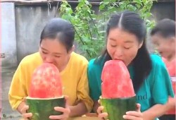 吃大瓜搞笑视频,带你领略欢乐瞬间